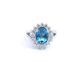 Anillo de oro blanco de 14 quilates con topacio azul de 3,05 quilates y diamante de 0,85 quilates
