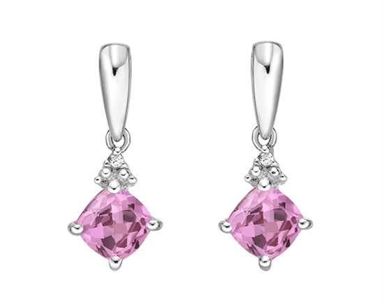 Pendientes colgantes de oro blanco de 10 quilates con zafiro rosa creado de talla princesa de 5 mm y diamantes de 0,012 quilates con respaldo de mariposa