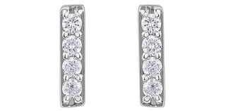 Pendiente de barra de diamantes de 0,14 quilates en oro blanco de 10 quilates