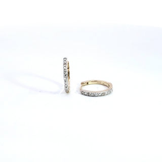 Pendientes tipo argolla/huggie con diamantes de 0,05 quilates en oro amarillo de 10 quilates
