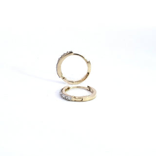 Pendientes tipo argolla/huggie con diamantes de 0,05 quilates en oro amarillo de 10 quilates
