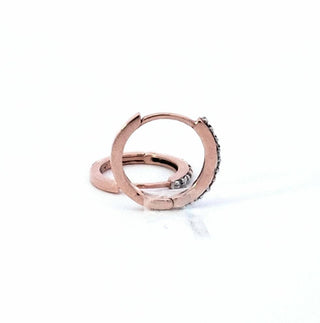 Pendientes tipo argolla/huggie con diamantes de 0,05 quilates en oro rosa de 10 quilates