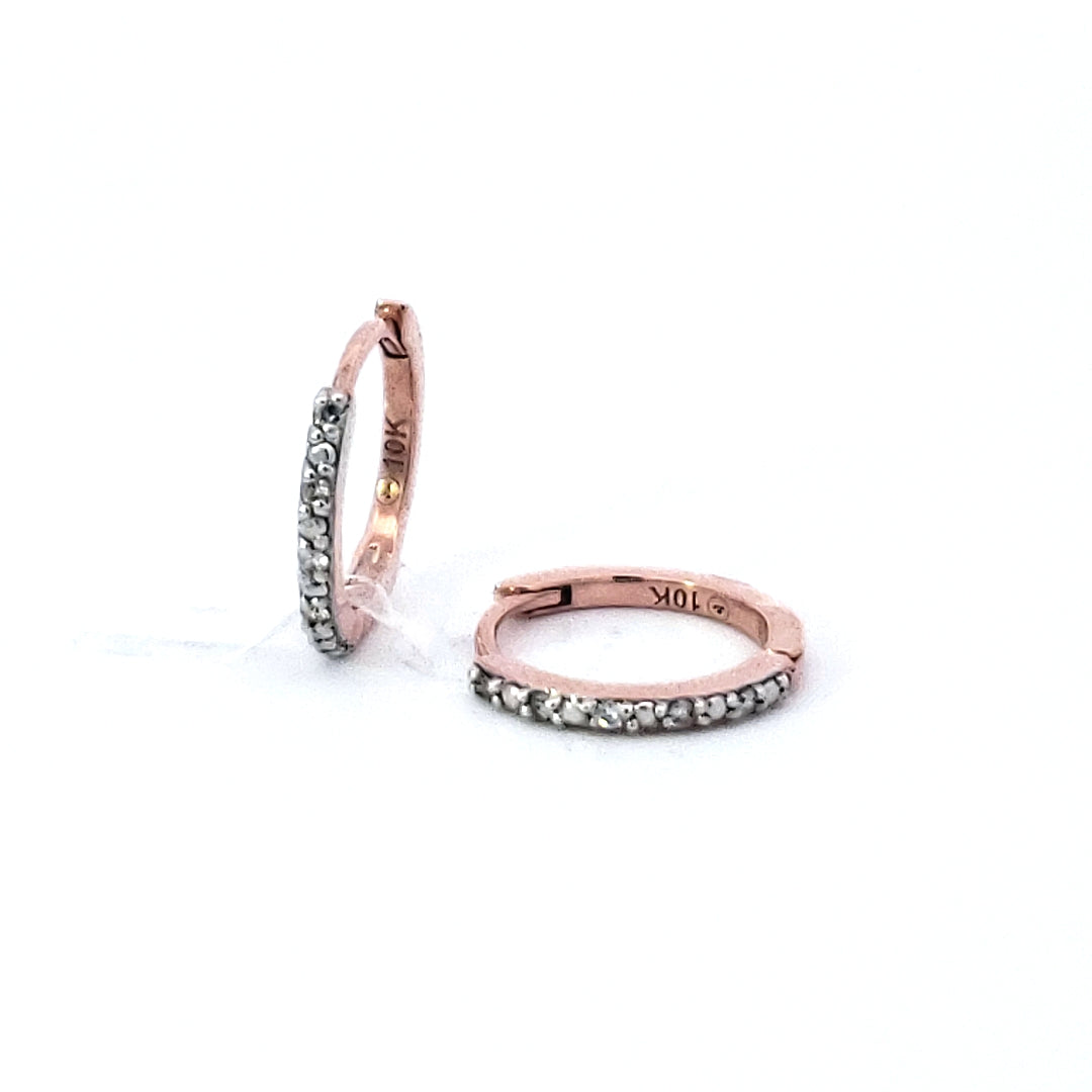 Pendientes tipo argolla/huggie con diamantes de 0,05 quilates en oro rosa de 10 quilates