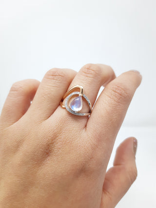 Anillo de piedra lunar y diamantes