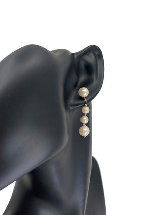 Aretes colgantes de perlas cultivadas en oro blanco de 14 quilates