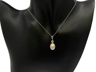 Colgante de oro blanco de 10 quilates con perlas de agua dulce, zafiro rosa y diamantes