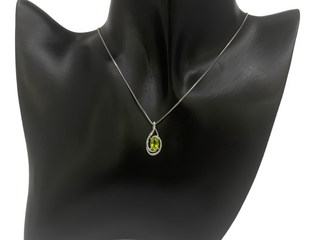 Colgante de plata de ley con peridoto de talla ovalada de 5x3 mm y diamante de 0,036 quilates, 18"