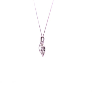 Colgante de oro blanco de 10 quilates con diamantes de 0,25 quilates en total, 18"