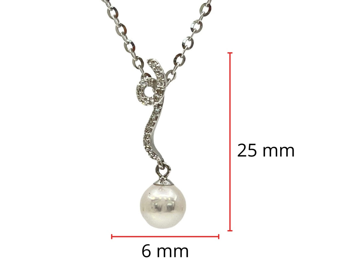 Collar de perlas cultivadas de 10 k y 18 k y diamantes de 0,07 quilates, 18&quot;