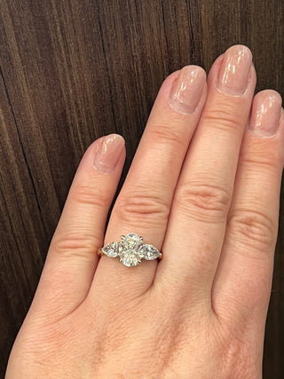 Anillo de compromiso de diamantes cultivados en laboratorio ovalados de 2,01 quilates de oro amarillo y blanco de 14 quilates