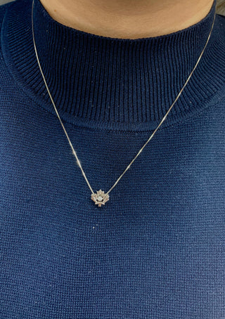 Colgante de hoja de arce con diamantes canadienses de 0,04