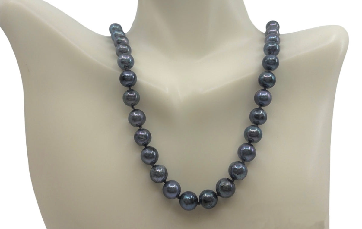 Hebra de perlas cultivadas graduadas de color negro con cierre de langosta de plata de ley - 18&quot;