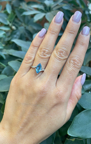 Anillo de diamantes y topacio azul en oro blanco de 10 quilates - Talla 6
