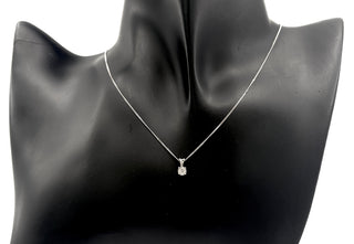 Colgante de diamantes con engaste de ilusión de 4 garras de 0,07 quilates en oro blanco de 10 quilates