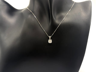 Colgante de diamantes con engaste de ilusión de 4 garras de 0,07 quilates en oro blanco de 10 quilates