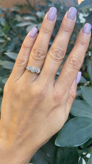 Anillo de diamantes con halo de 3 piedras de talla brillante redonda de 0,25 quilates de oro blanco de 10 quilates
