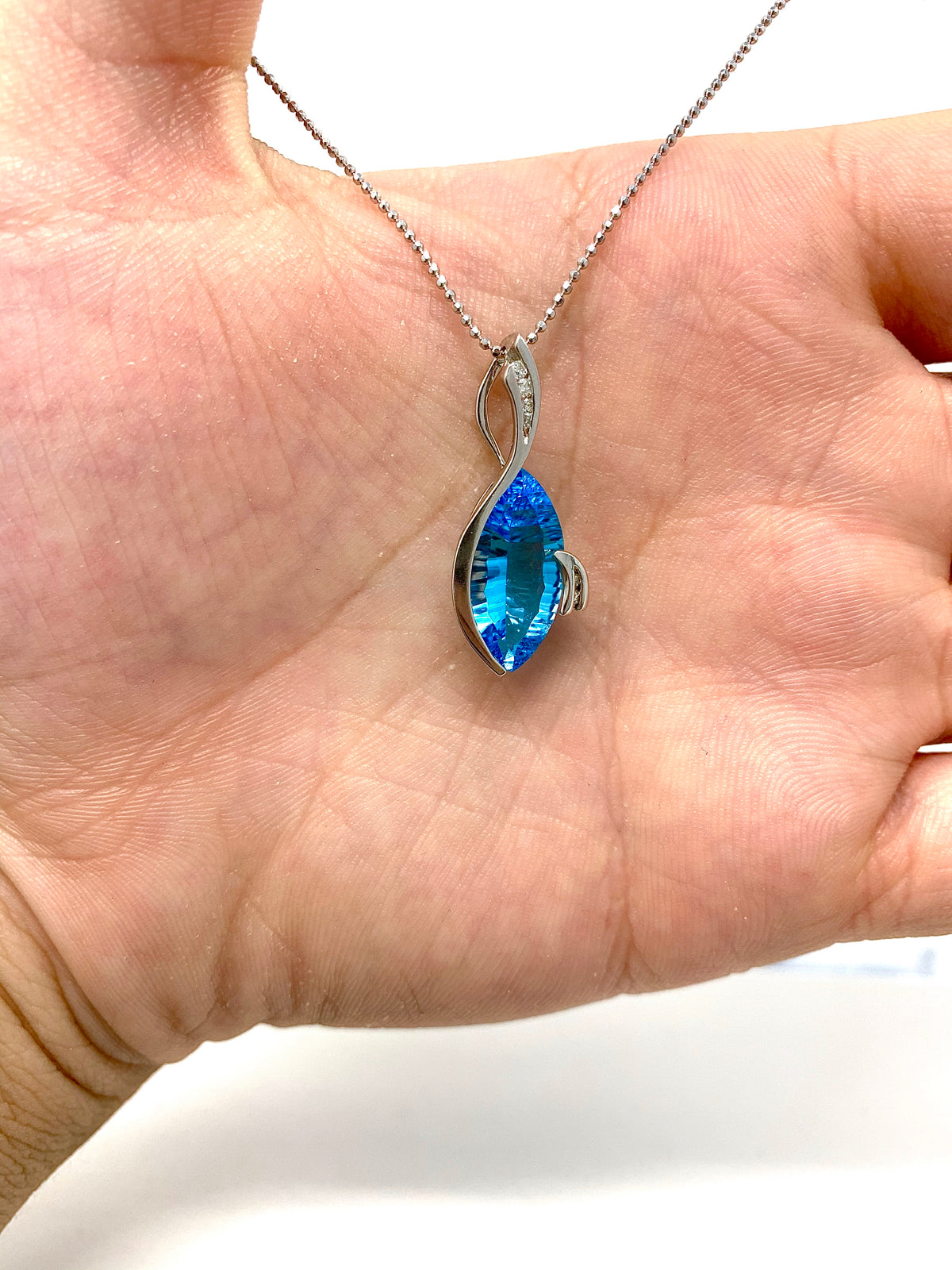 Colgante de topacio azul y diamantes