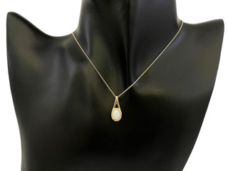 Colgante de oro amarillo de 10 quilates con ópalo blanco de talla ovalada de 7x5 mm y halo de diamantes de 0,08 quilates - 18 pulgadas