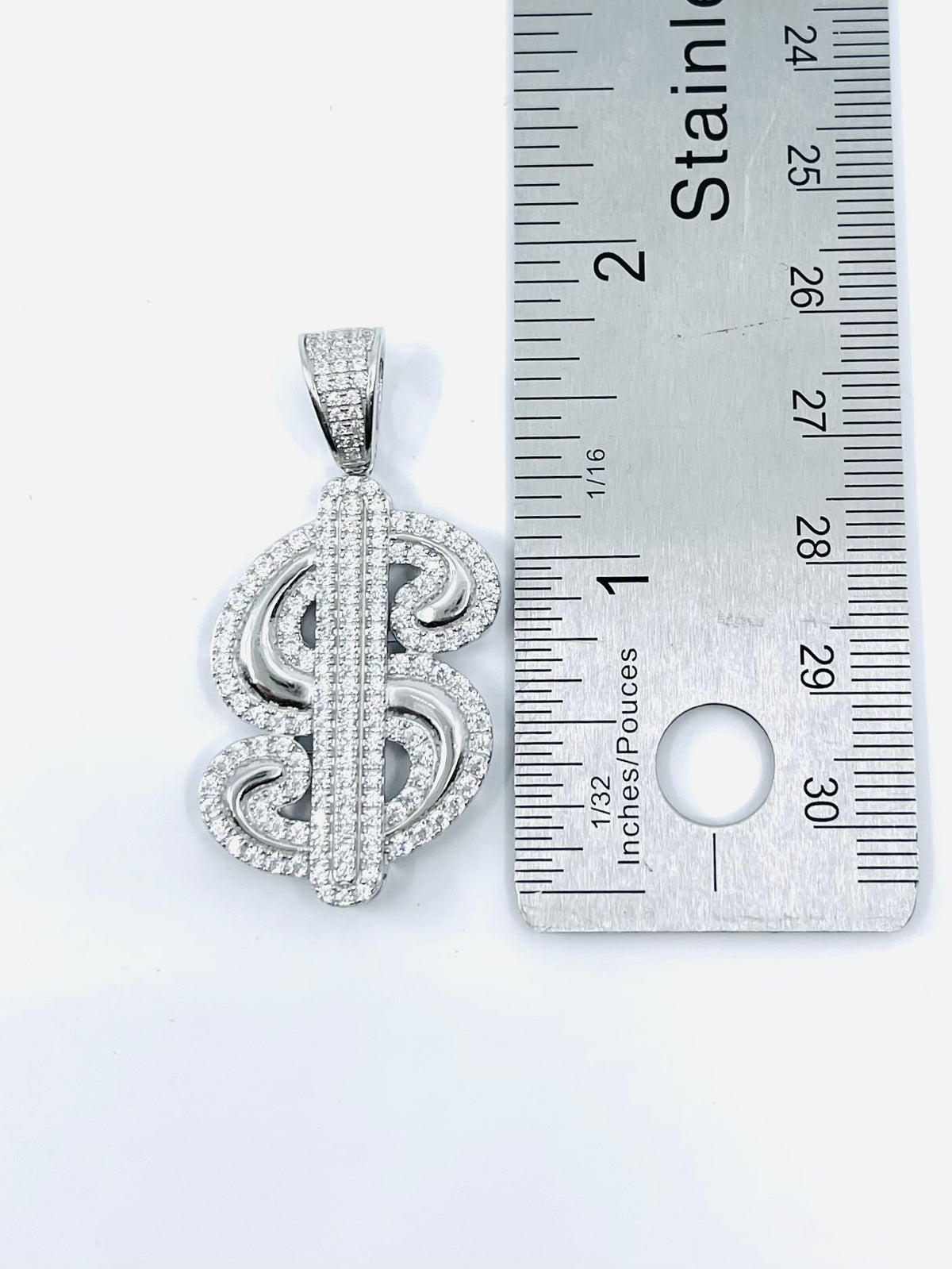 Charm de plata de ley con símbolo de dinero y circonitas cúbicas.