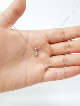 Colgante de diamante canadiense de talla princesa de 0,15 quilates en oro blanco de 18 quilates, 18"