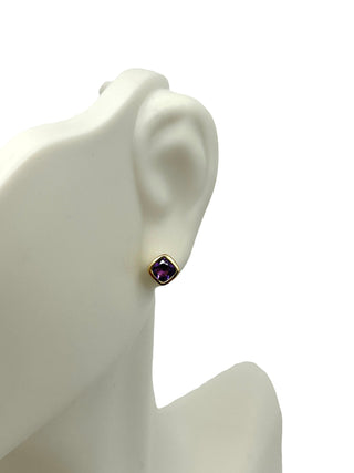 Pendientes de tuerca con bisel de amatista de talla cojín de oro amarillo de 10 quilates de 0,60 quilates