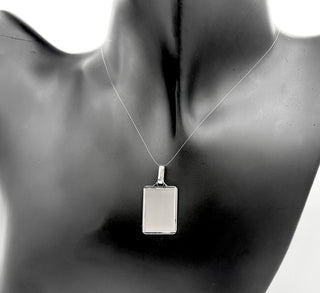 Dije rectangular grabable con borde biselado en oro blanco de 10 quilates, 20 mm x 10 mm