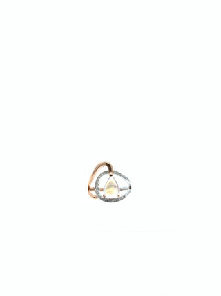 Anillo de piedra lunar y diamantes