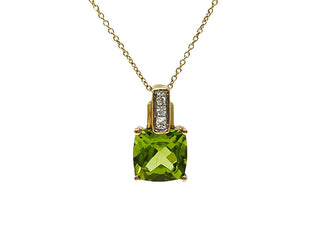 Colgante de oro amarillo de 10 quilates con peridoto de talla cojín de 7 mm y diamante de 0,026 quilates, 18"
