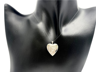 Medallón en forma de corazón con mariposas grabadas en plata de ley 925 - 19 mm x 21 mm