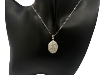 Medallón de oro blanco de 10 quilates, 18"