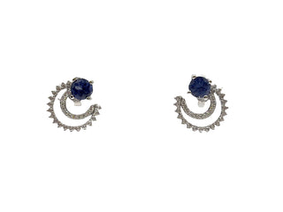 Aretes de diamantes y zafiros blancos creados, zafiro azul creado en oro blanco de 10 quilates