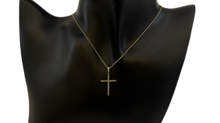Colgante con forma de cruz de diamantes blancos y chocolate de 0,21 quilates en oro amarillo de 10 quilates, 18"