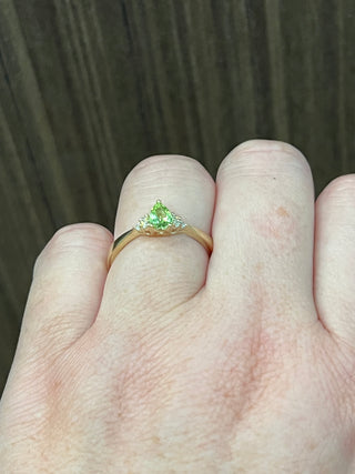 Anillo de diamantes y peridoto en oro amarillo de 10 quilates - Talla 7