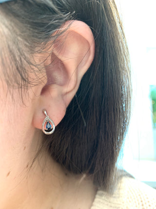 Aretes de diamantes y zafiros en oro blanco de 10 quilates