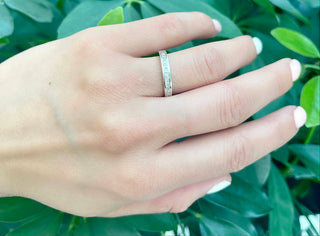 Alianza de boda con diamantes de talla princesa de 0,40 quilates en oro blanco de 14 quilates