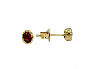 Aretes de granate de talla ovalada de 0,45 quilates en oro amarillo de 10 quilates