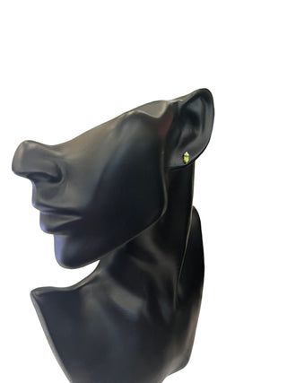 Aretes de diamantes y peridoto en oro amarillo de 10 quilates