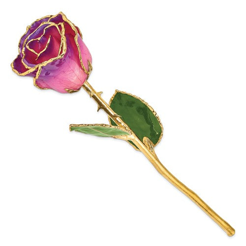 Rosa real con amatista rosa recortada en oro sumergido en laca de 24 quilates