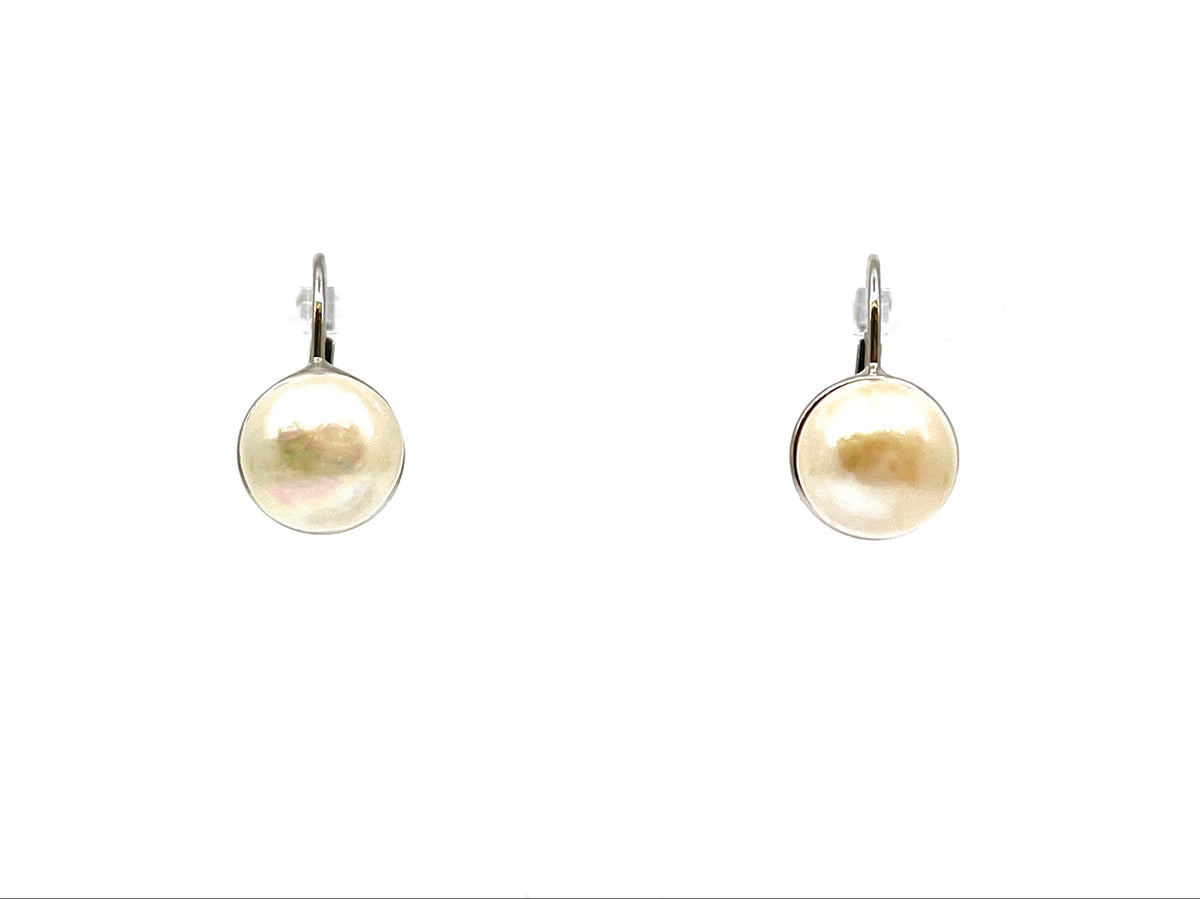 Aretes de perlas cultivadas en oro blanco de 14 quilates con cierres de palanca