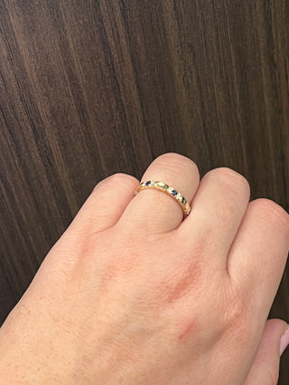 Anillo de diamantes y zafiro en oro amarillo de 10 quilates