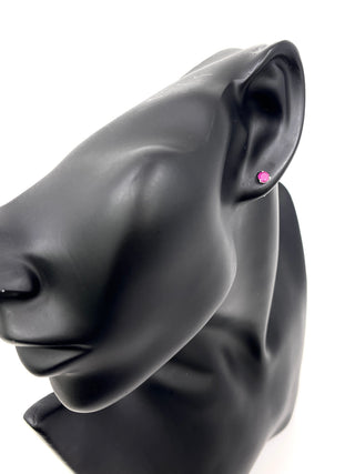 Aretes de oro blanco de 10 quilates con rubí genuino de 0,50 quilates