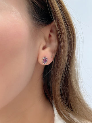 Aretes de plata de ley con amatista de talla ovalada de 0,44 quilates y halo de diamantes de 0,036 quilates