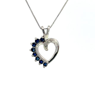 Colgante en forma de corazón de zafiro y diamante de 0,03 quilates en oro blanco de 10 quilates, 18"