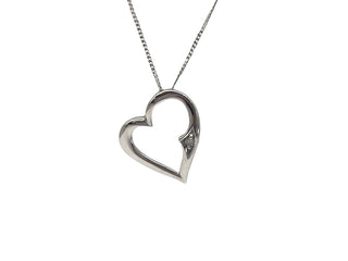 Collar con forma de corazón de diamantes de 0,01 quilates en oro blanco de 10 quilates, 18"