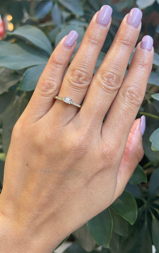 Anillo de oro amarillo de 10 quilates con diamantes redondos de talla brillante de 0,20 quilates