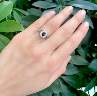 Anillo de oro blanco de 14 quilates con zafiro auténtico de talla ovalada de 0,60 quilates y diamante de 0,40 quilates, tamaño 6,5