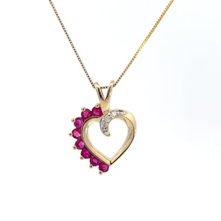 Colgante de corazón de rubí y diamante de 0,03 quilates en oro amarillo de 10 quilates, 18"