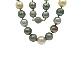 Hebra de perlas de Tahití multicolores de oro blanco de 14 quilates, 10-13 mm, 18"