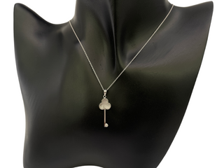 Colgante de llave de oro blanco de 10 quilates con nácar y diamantes