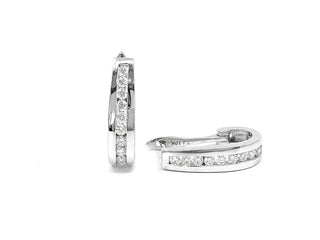 Pendiente tipo argolla/huggie con diamantes de 0,25 quilates en oro blanco de 10 quilates